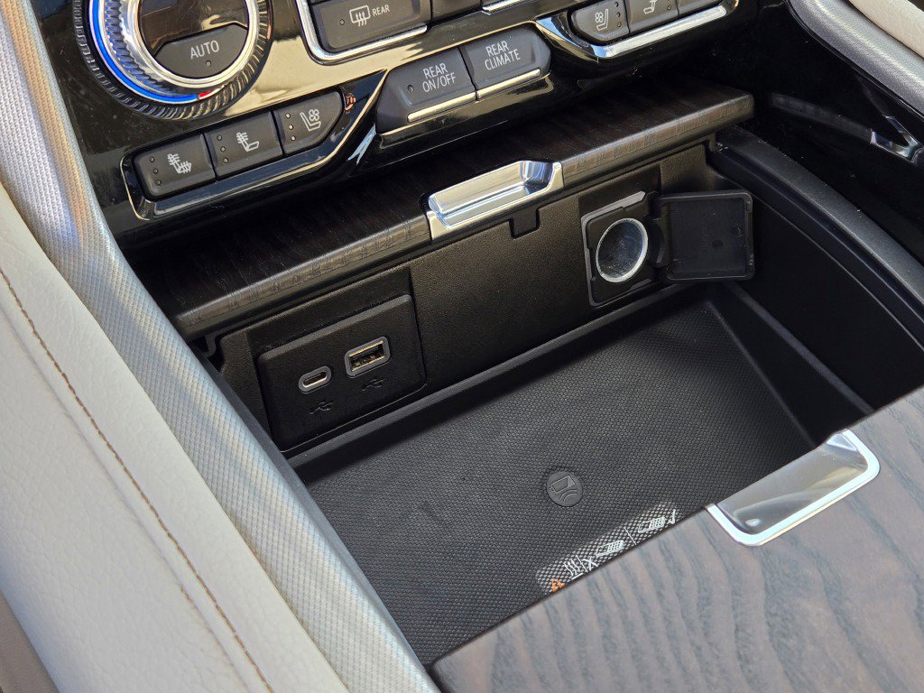 Used 2021 GMC Yukon Denali w/ Denali Premium Package image 30