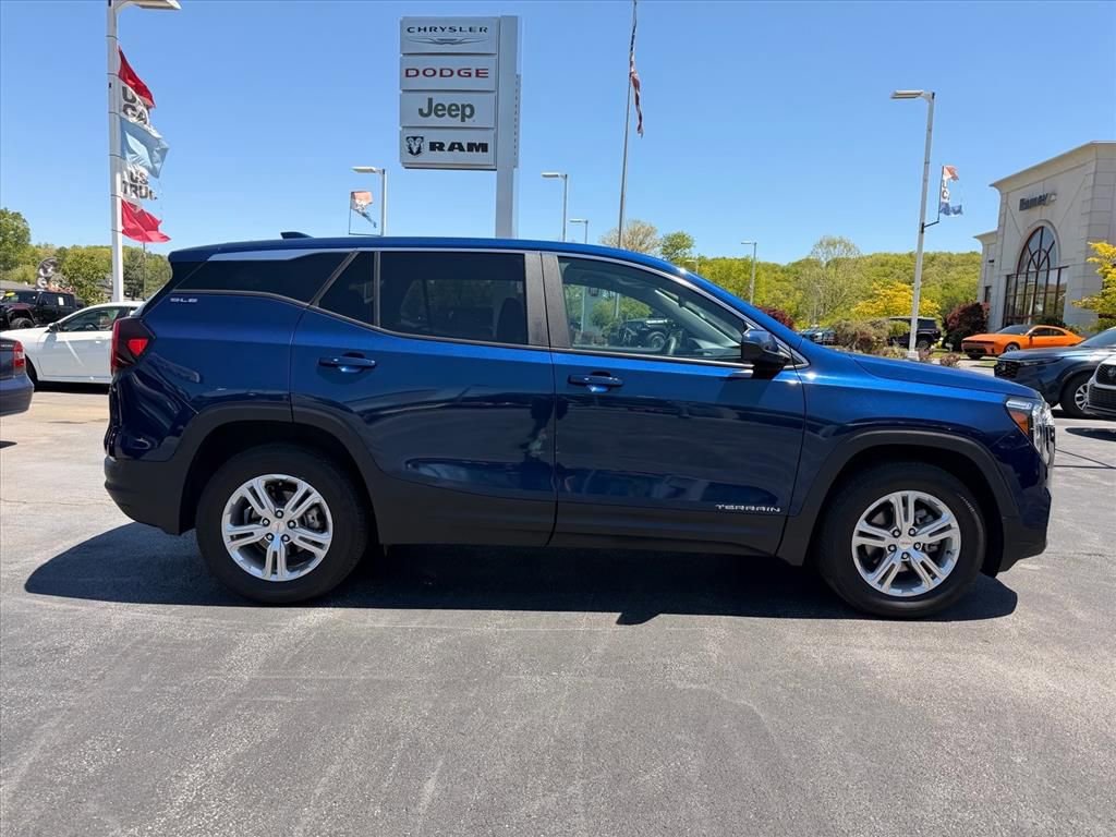 Used 2022 GMC Terrain SLE AWD/4WD image 3