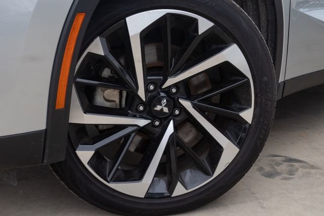 Used 2023 Mitsubishi Outlander SE image 2