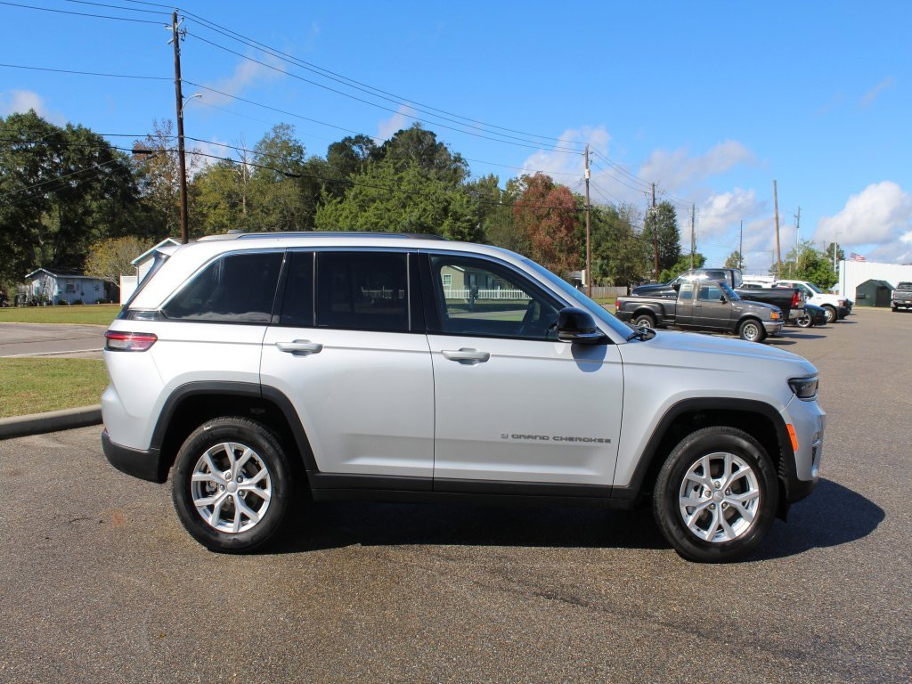 Used 2023 Jeep Grand Cherokee Limited image 3
