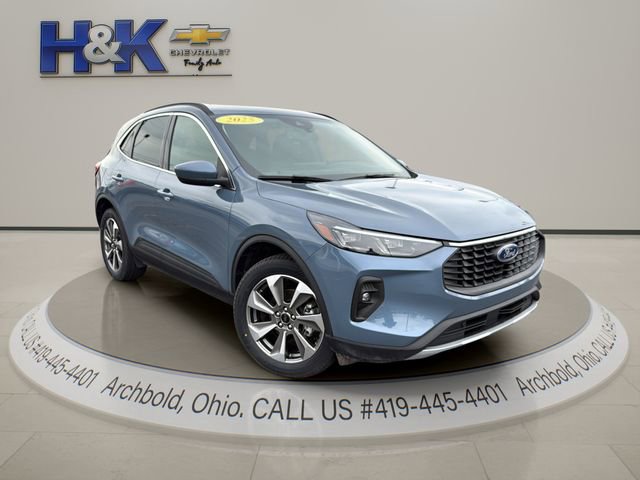 Used 2025 Ford Escape Platinum AWD/4WD image 1