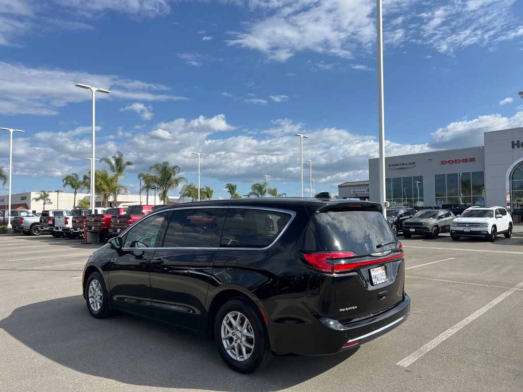 Used 2024 Chrysler Pacifica Touring image 7