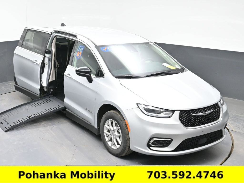 Used 2024 Chrysler Pacifica Touring-L image 16