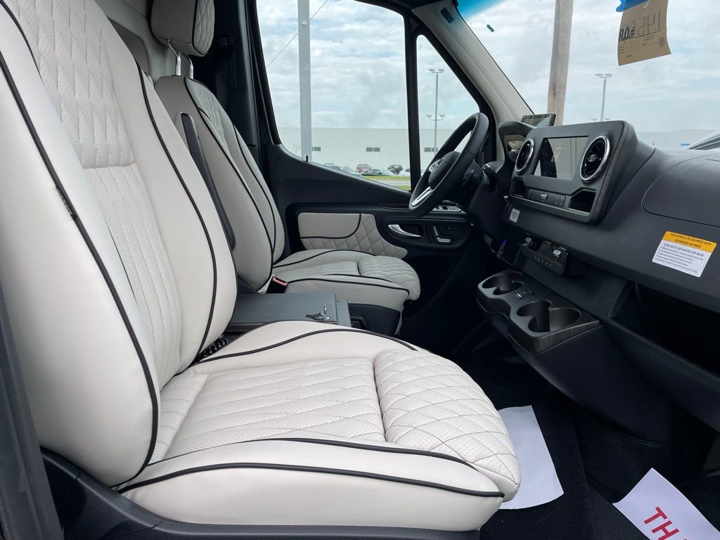 Used 2024 Mercedes-Benz Sprinter 3500 image 34