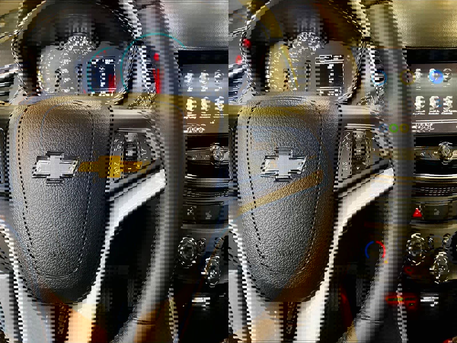 Used 2022 Chevrolet Trax LT w/ LT Convenience Package image 25