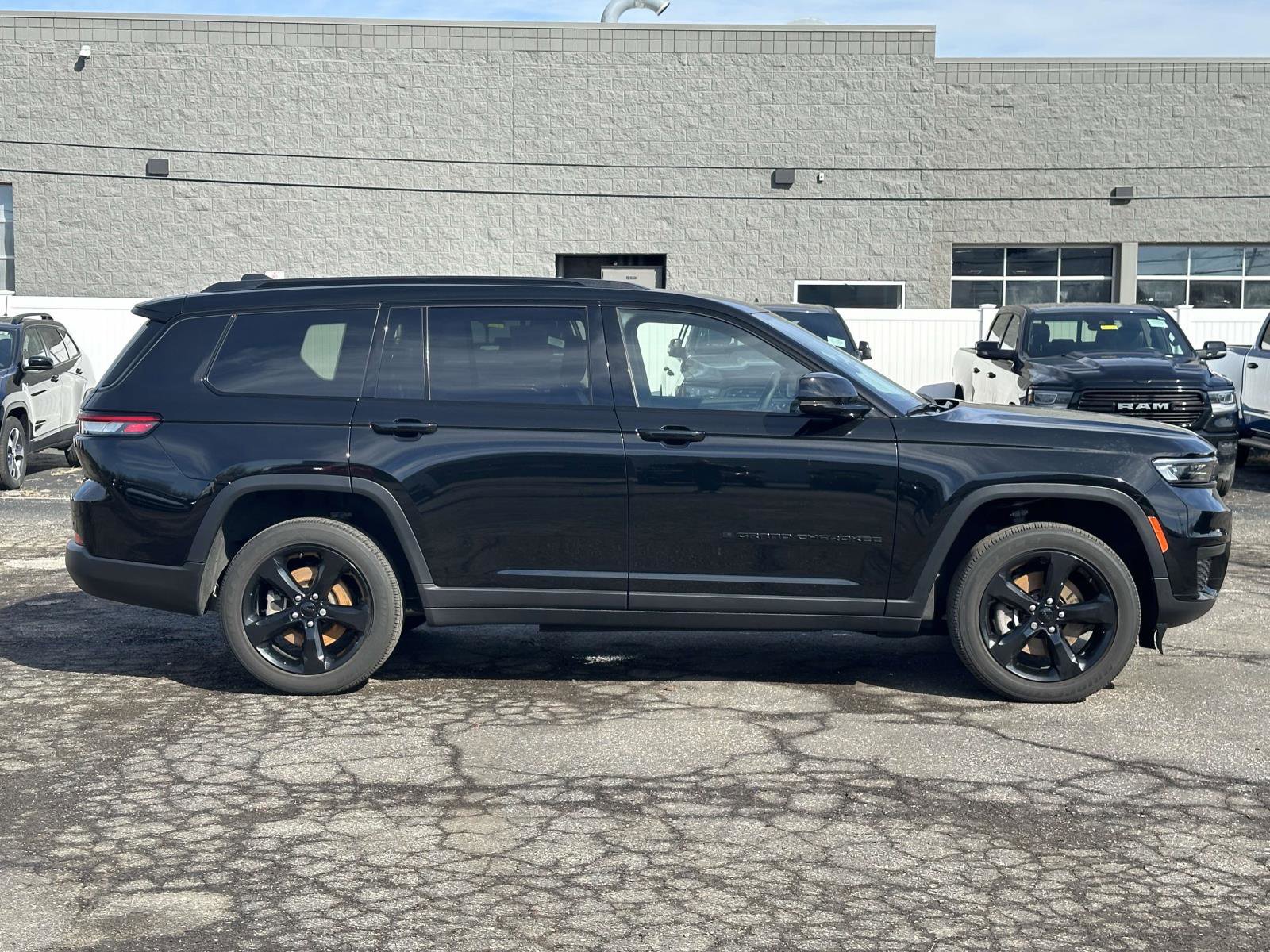 Used 2023 Jeep Grand Cherokee L Laredo image 2