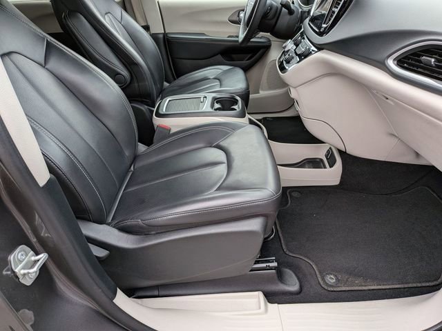 Used 2023 Chrysler Pacifica Touring-L image 29