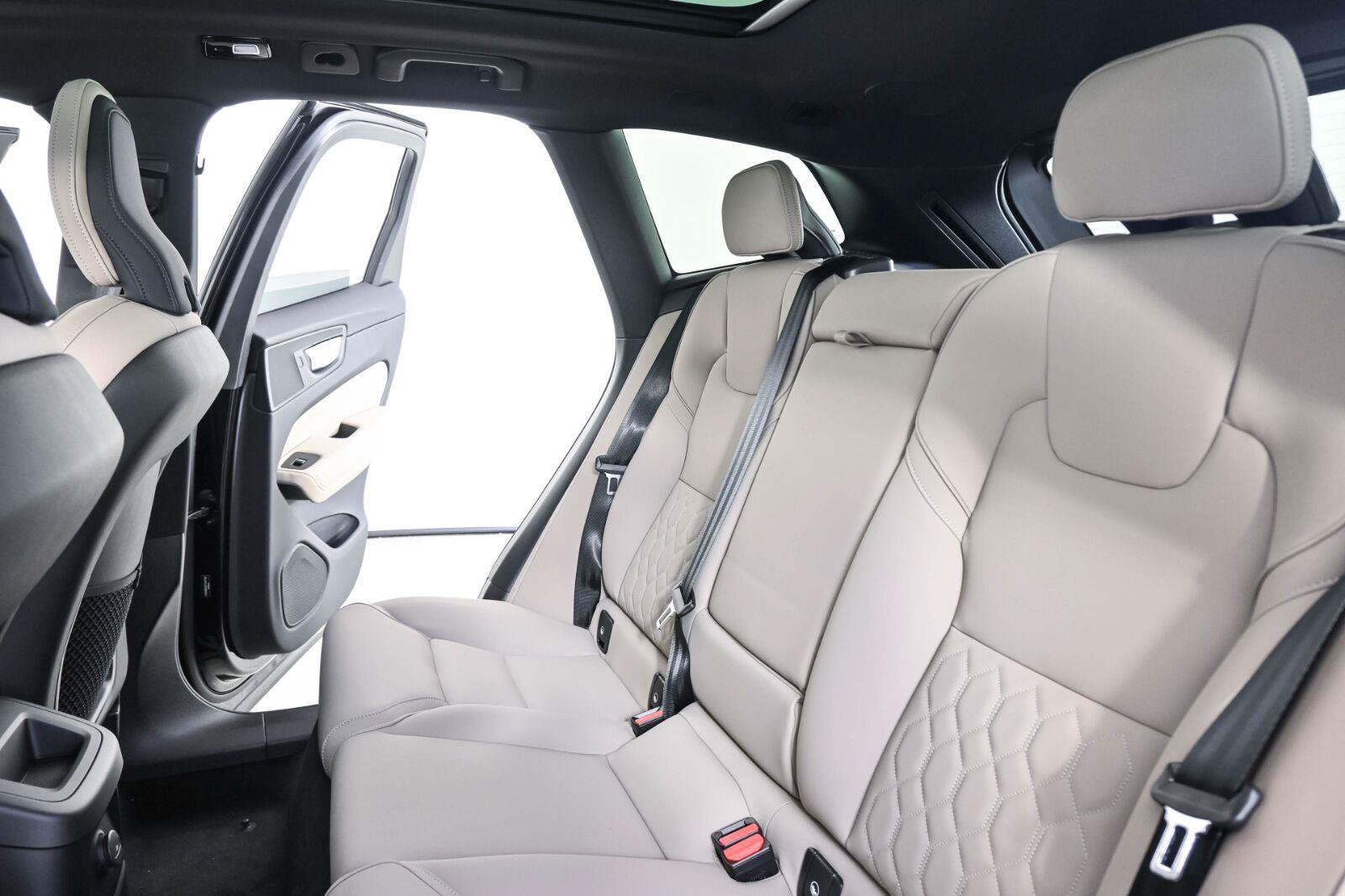 New 2026 Volvo XC60 T8 Plus w/ Protection Package Premier AWD/4WD image 21