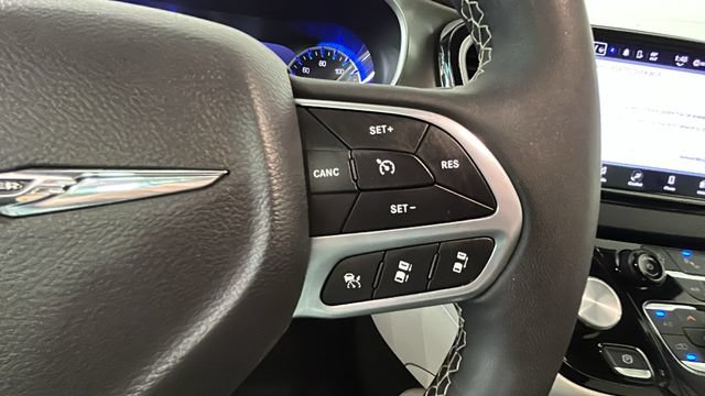 Used 2024 Chrysler Pacifica Touring-L FWD image 16
