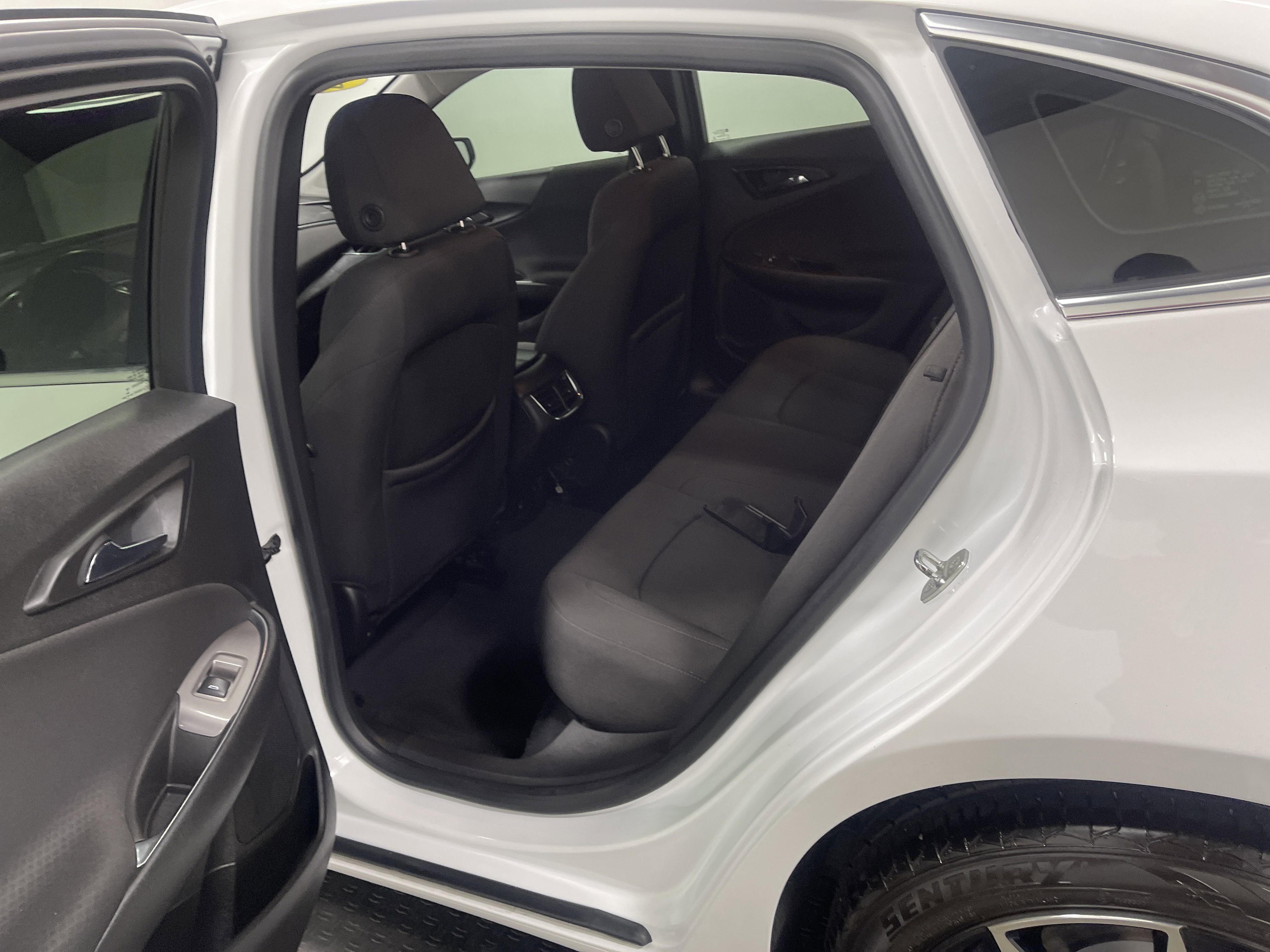 Used 2018 Chevrolet Malibu LT FWD image 17