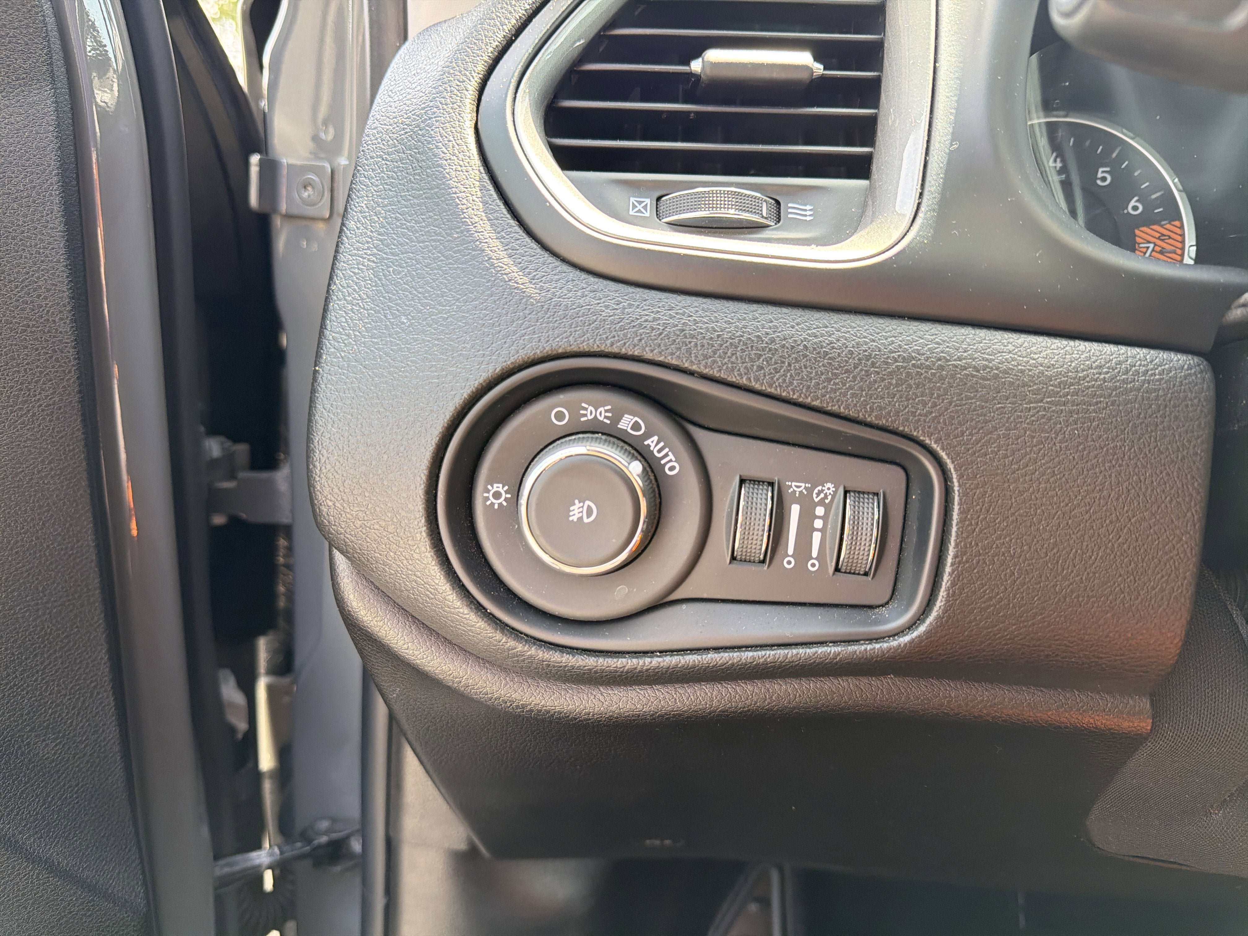 Used 2022 Jeep Renegade Latitude w/ Convenience Group AWD/4WD image 16