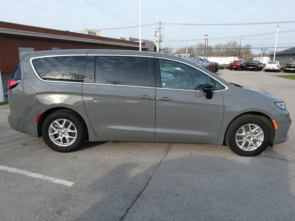 Used 2025 Chrysler Pacifica Select image 2