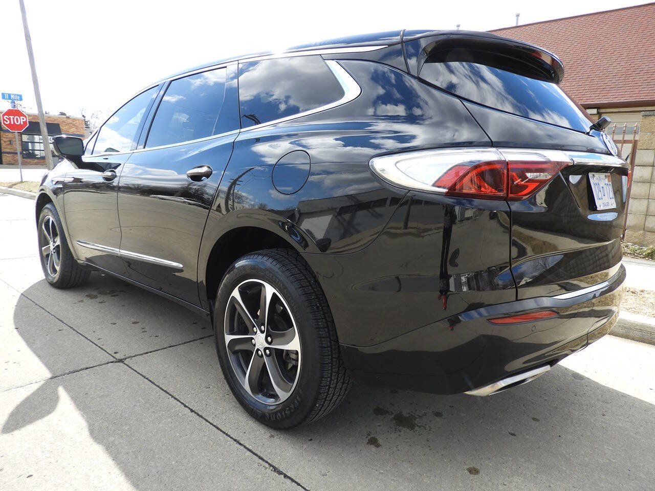 Used 2022 Buick Enclave Essence w/ Experience Buick Package FWD image 7