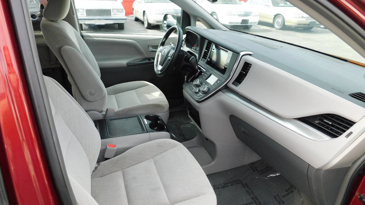 Used 2017 Toyota Sienna LE image 28