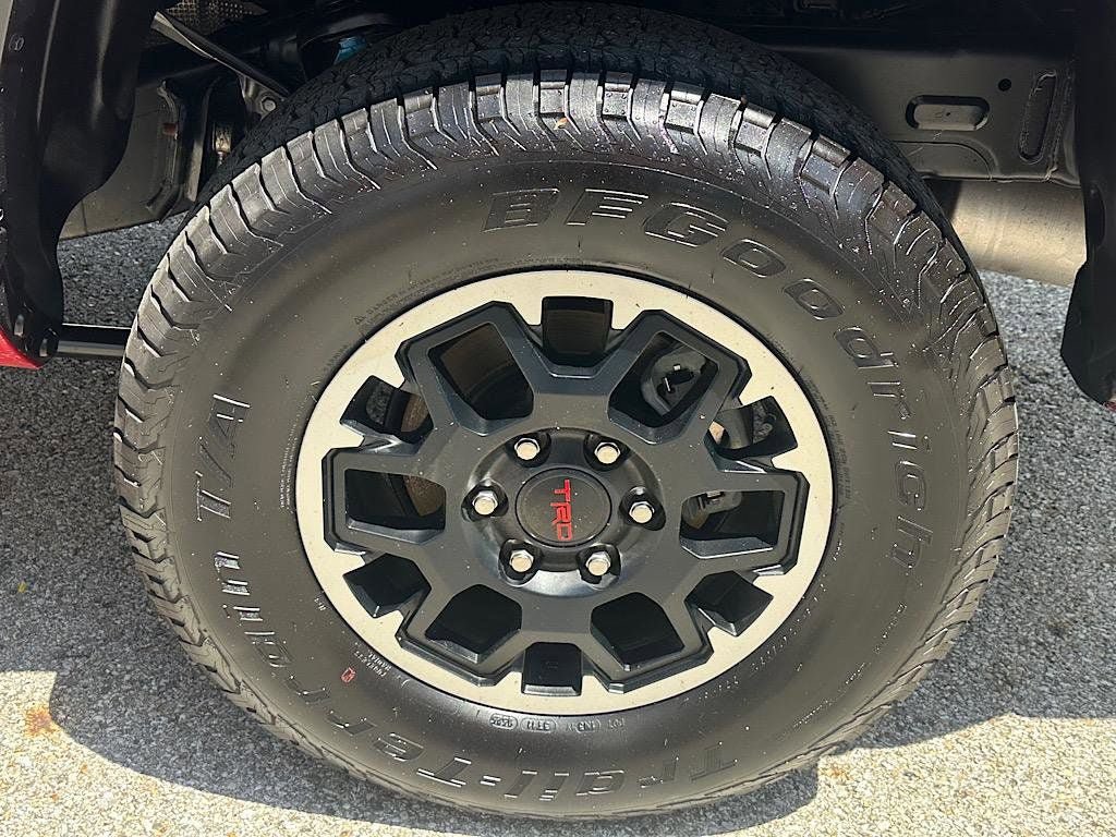 Certified 2025 Toyota Tacoma TRD Off-Road AWD/4WD image 32