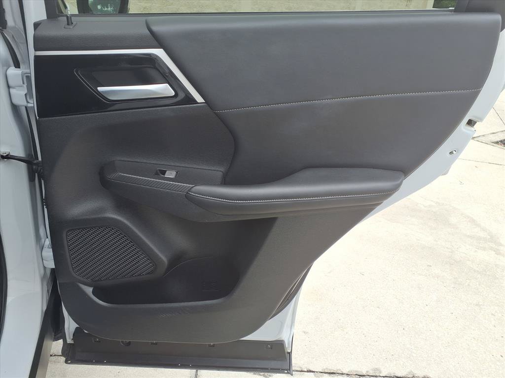 Used 2024 Mitsubishi Outlander SE AWD/4WD image 11
