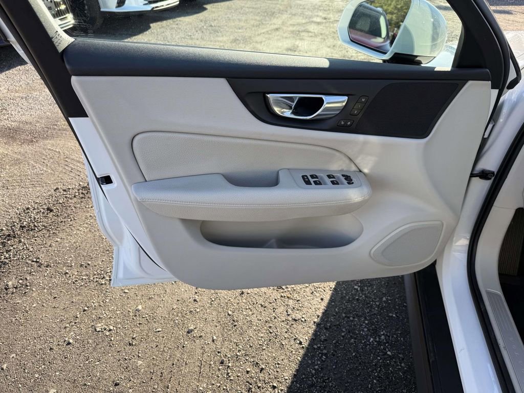 Used 2021 Volvo V60 T5 Cross Country image 12