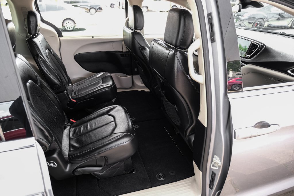 Used 2021 Chrysler Pacifica Touring-L FWD image 39