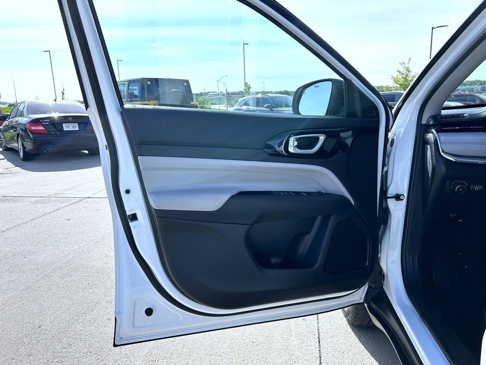 Used 2022 Jeep Compass Limited AWD/4WD image 9