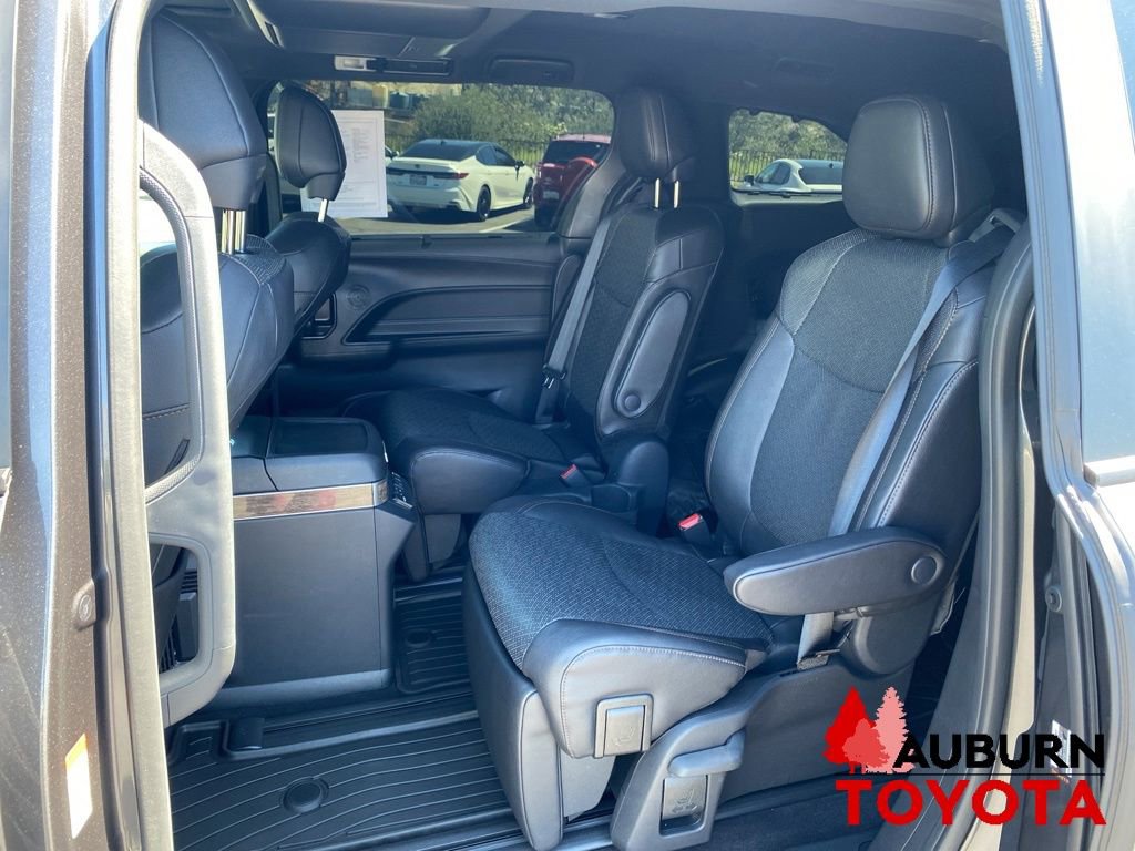 Used 2025 Toyota Sienna Platinum AWD/4WD image 27