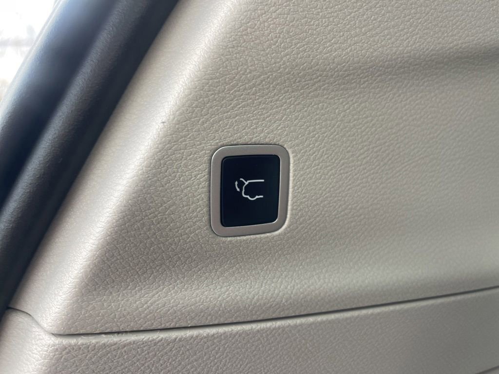 Used 2024 Chrysler Pacifica Touring-L FWD image 23