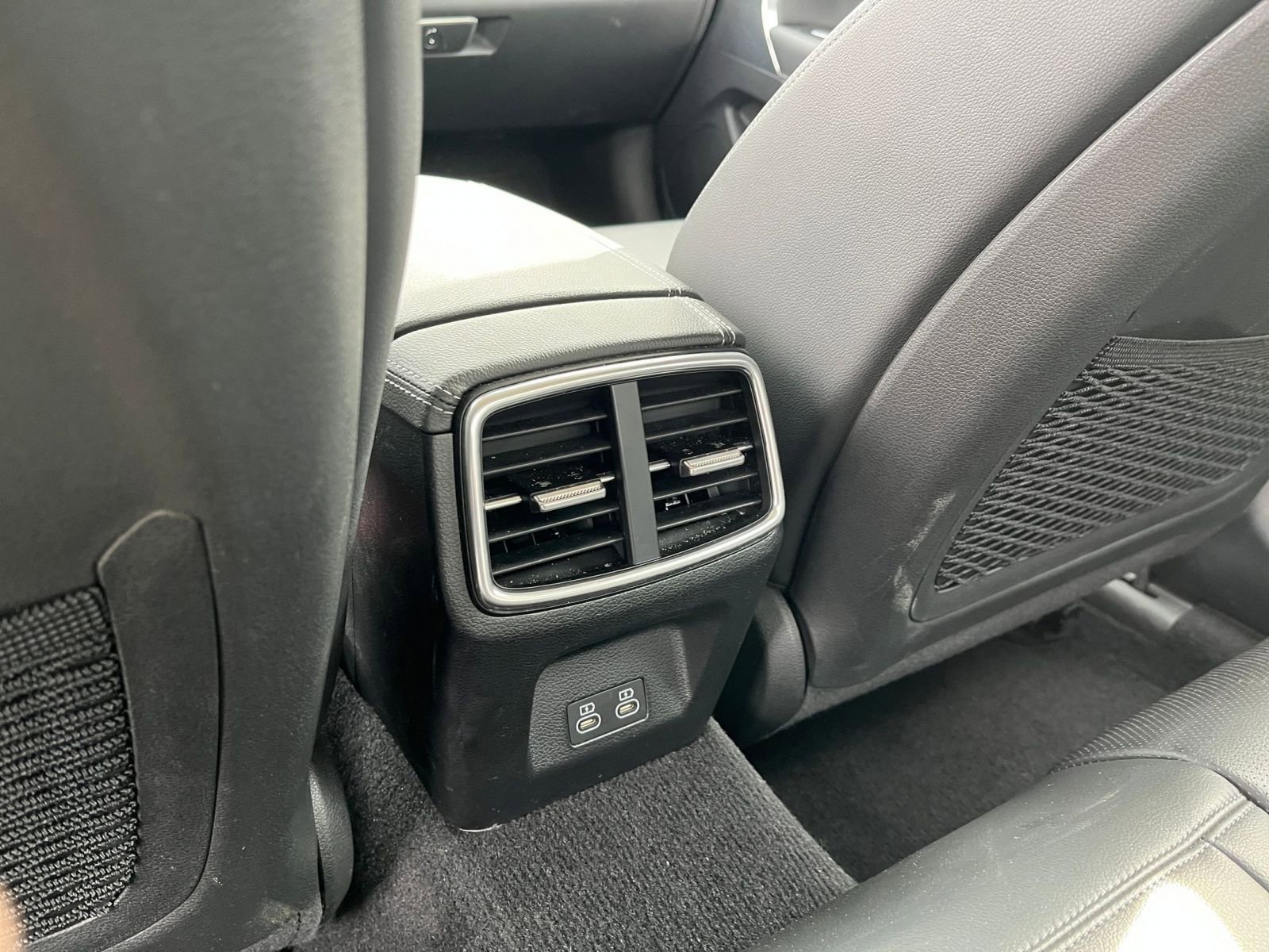 Used 2025 Genesis G70 2.5T image 24