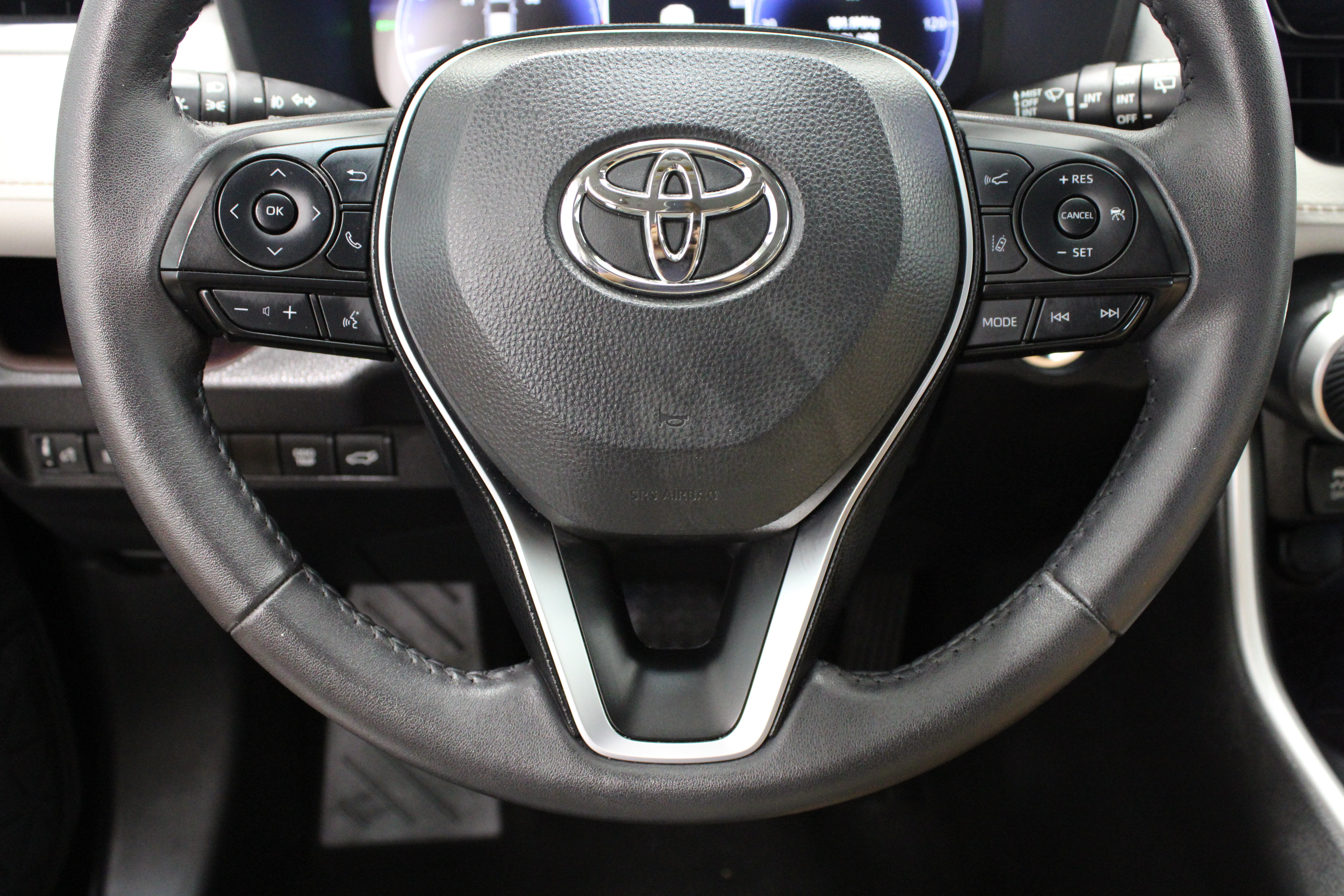 Certified 2025 Toyota RAV4 Limited FWD image 25