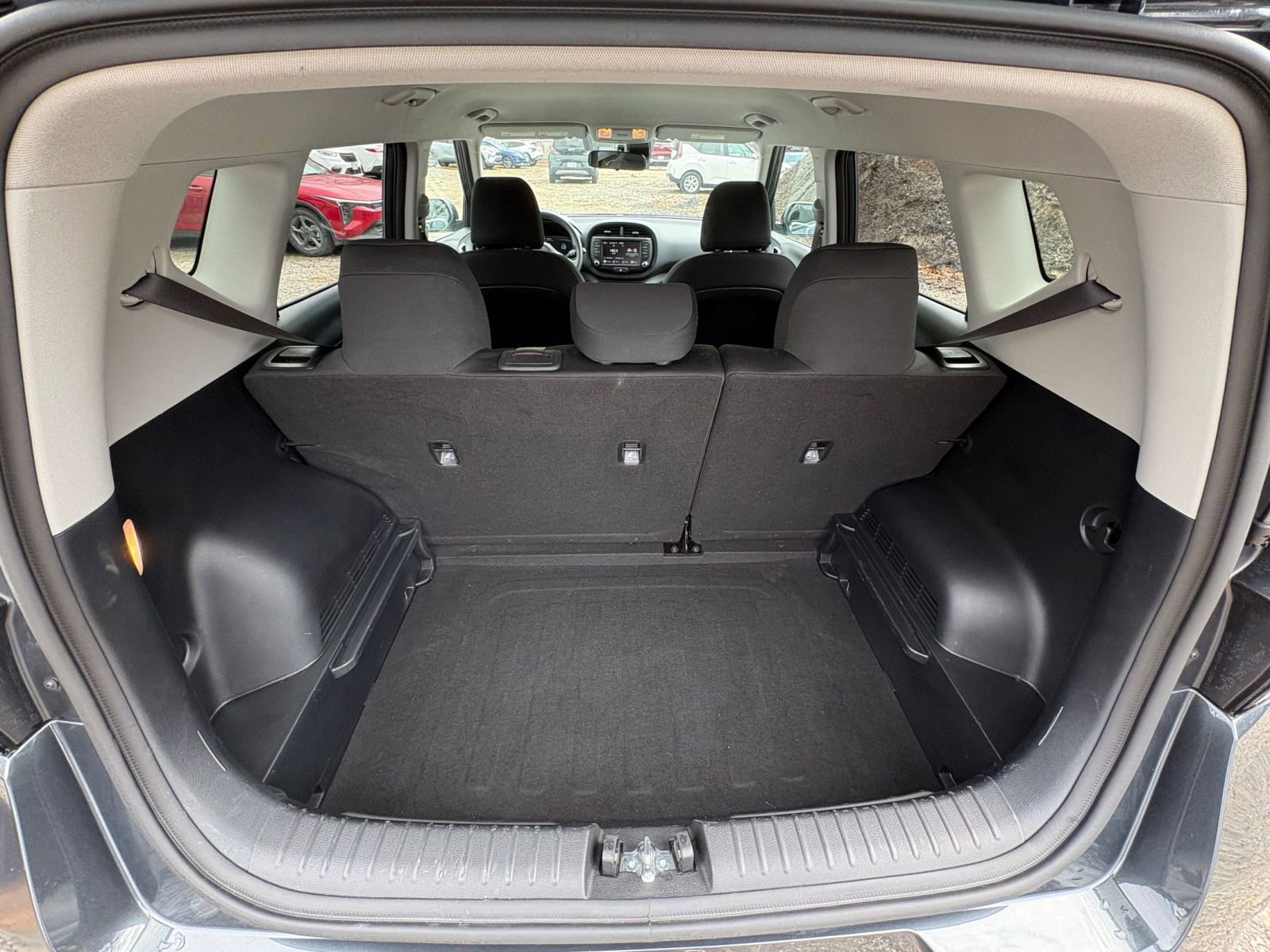 Used 2025 Kia Soul LX w/ LX Technology Package FWD image 28