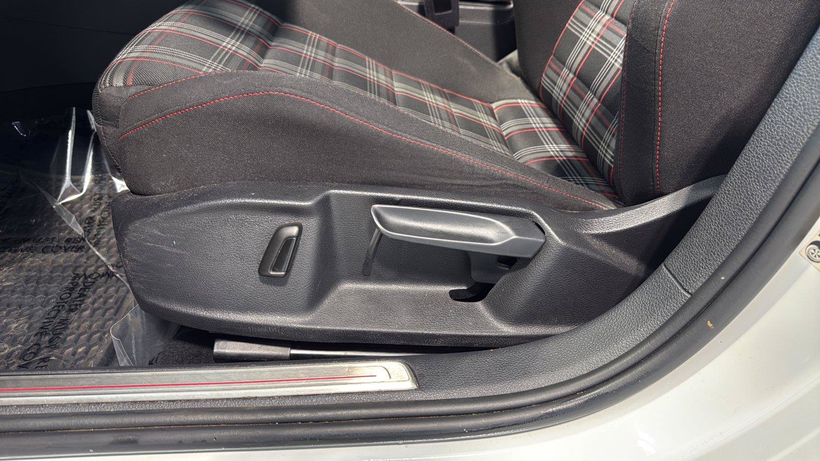 Used 2020 Volkswagen Golf 4-Door FWD image 24