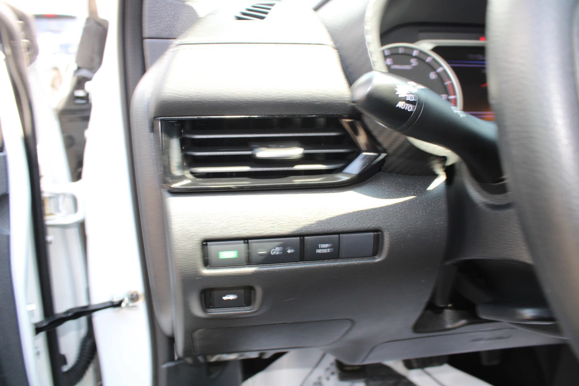 Used 2024 Nissan Sentra SV FWD image 9