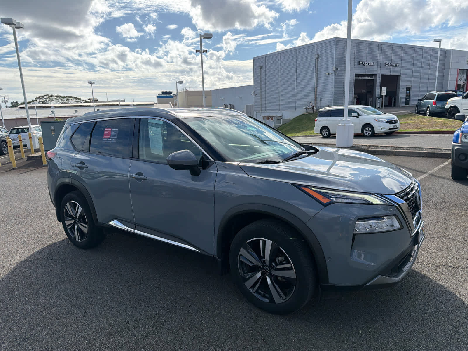 Used 2023 Nissan Rogue SL w/ SL Premium Package image 2