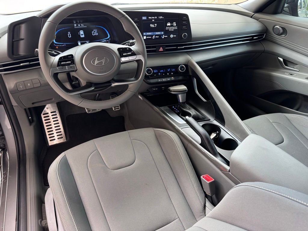 Used 2025 Hyundai Elantra Sport image 2