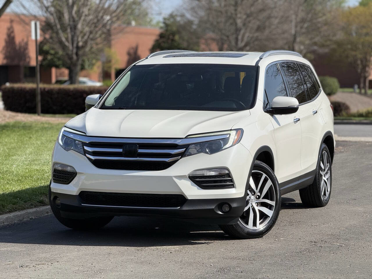 Used 2018 Honda Pilot Touring image 1