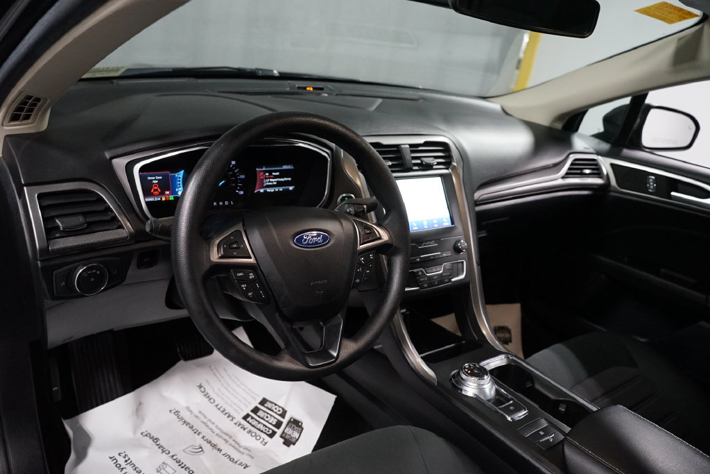Used 2020 Ford Fusion SE FWD image 11