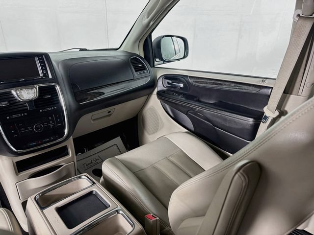 Used 2013 Chrysler Town & Country Touring FWD image 22