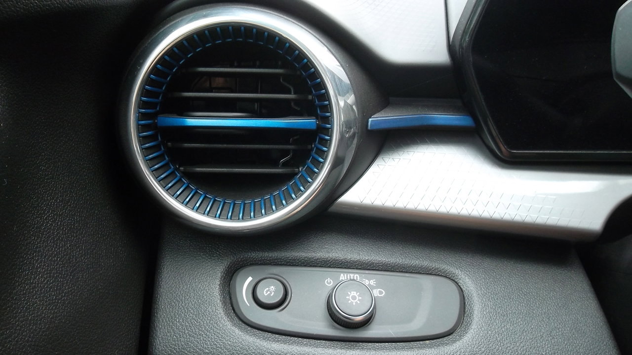 Used 2025 Chevrolet Trax LT w/ LT Convenience Package image 18