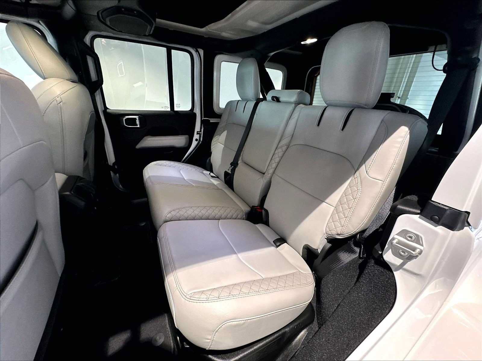 Used 2023 Jeep Wrangler Unlimited Sahara AWD/4WD image 30