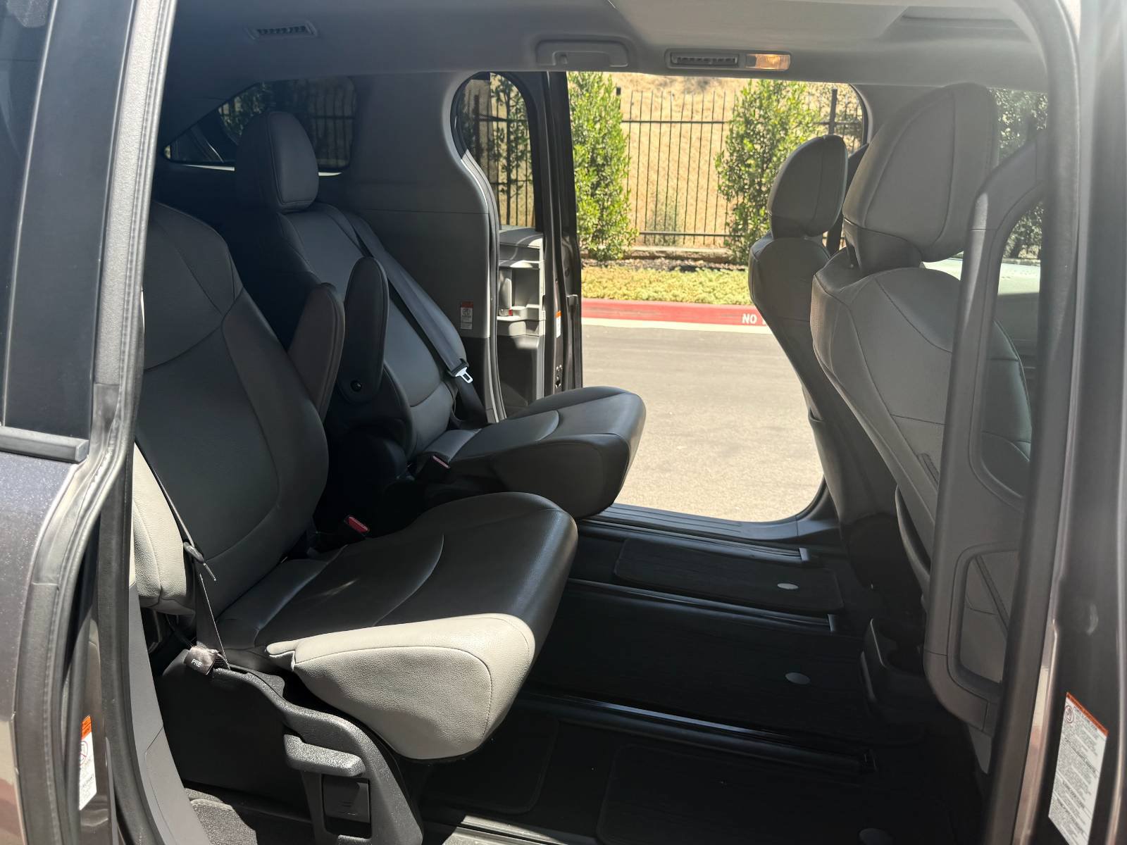 Used 2022 Toyota Sienna XLE FWD image 22