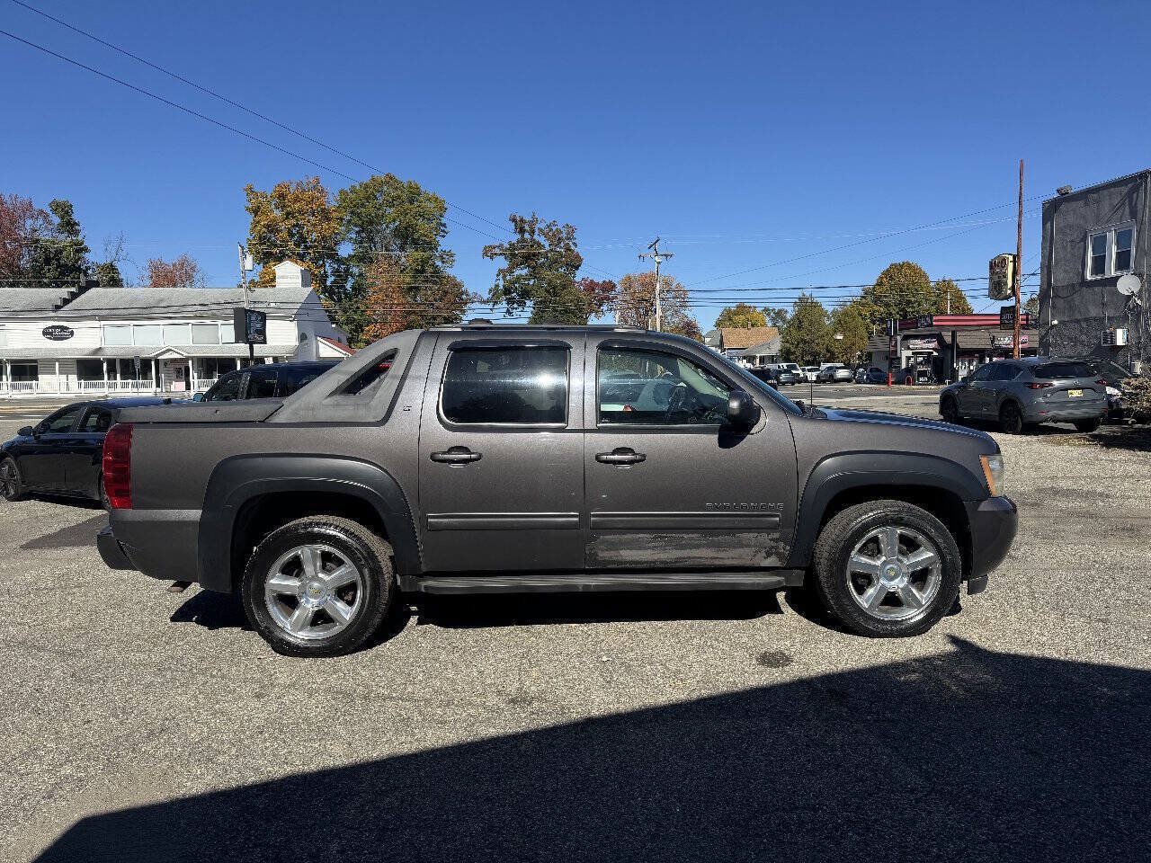 Used 2011 Chevrolet Avalanche LT AWD/4WD image 4