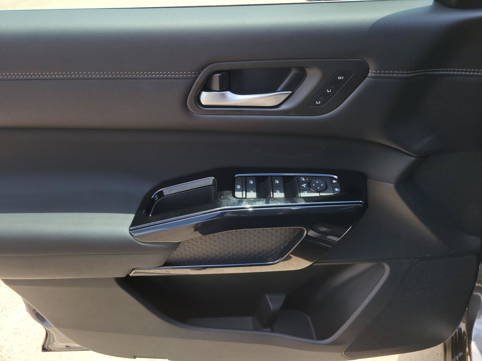 New 2026 Nissan Pathfinder Platinum w/ Accent Package FWD image 18