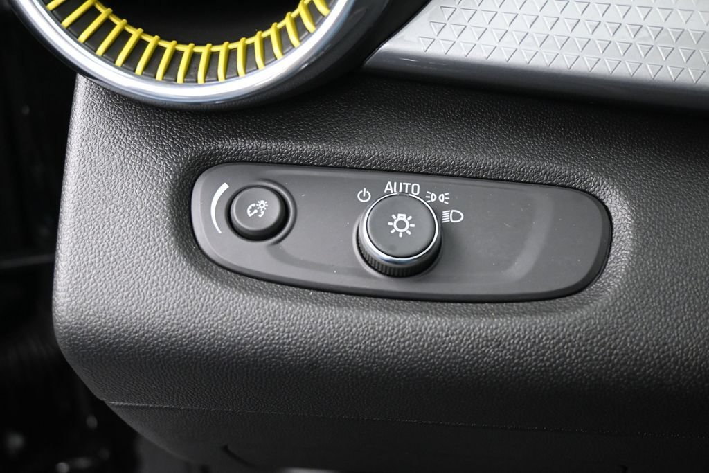 Used 2025 Chevrolet Trax LT FWD image 29