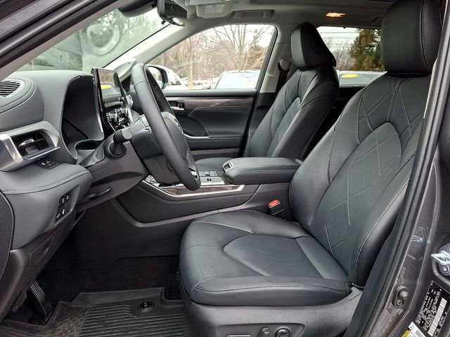 Used 2025 Toyota Highlander Platinum image 13