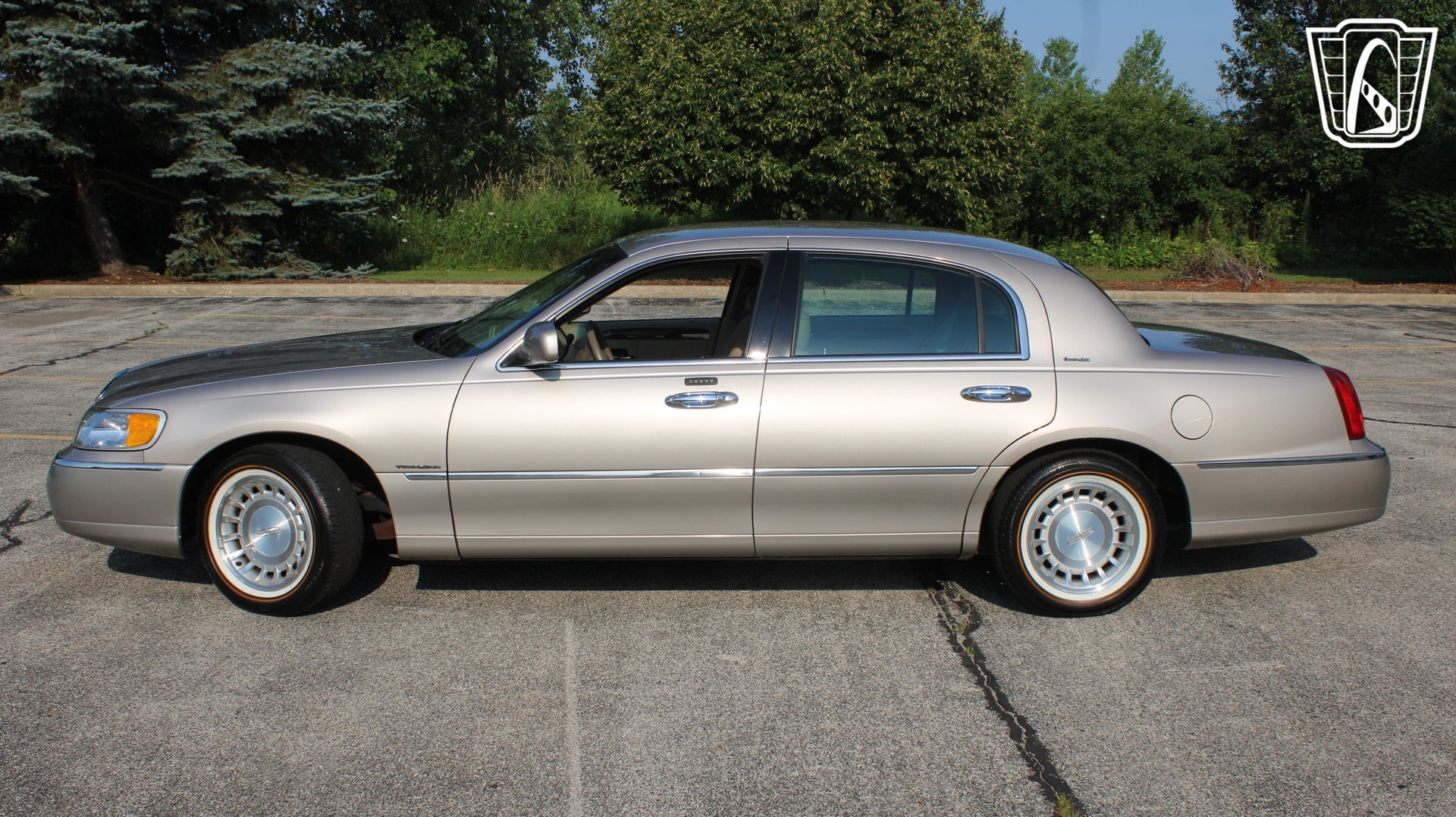 Used 2002 Lincoln Town Car Executive RWD image 21