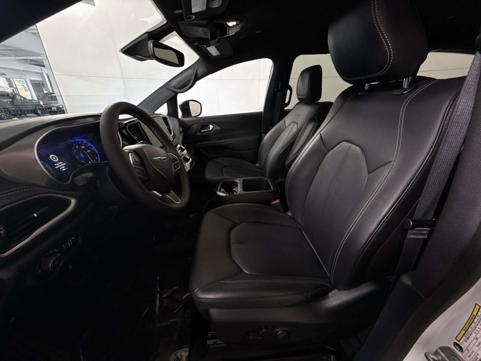 Used 2025 Chrysler Pacifica Select image 13