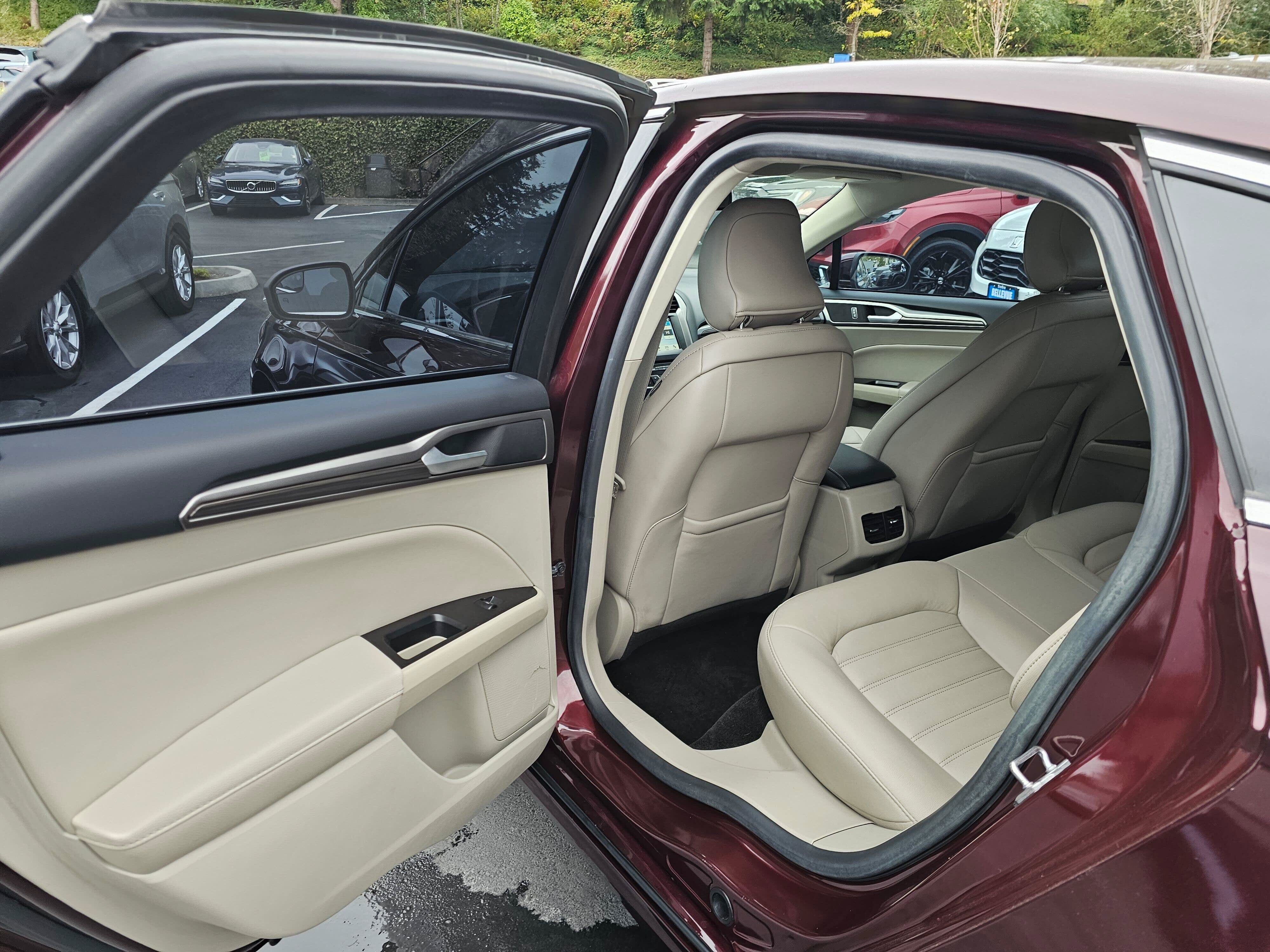 Used 2018 Ford Fusion SE w/ Fusion SE Technology Package FWD image 19