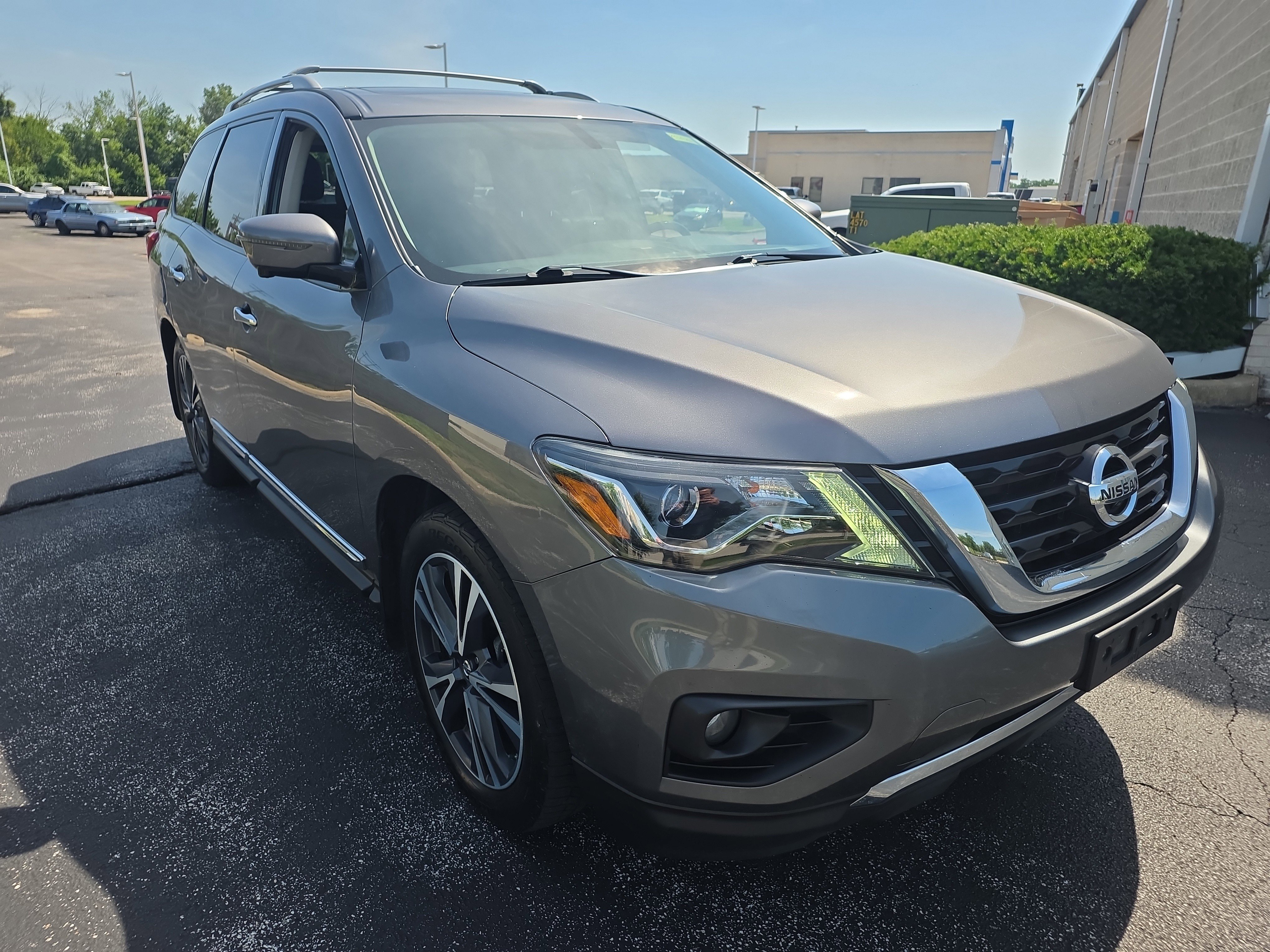 Used 2017 Nissan Pathfinder Platinum AWD/4WD image 2