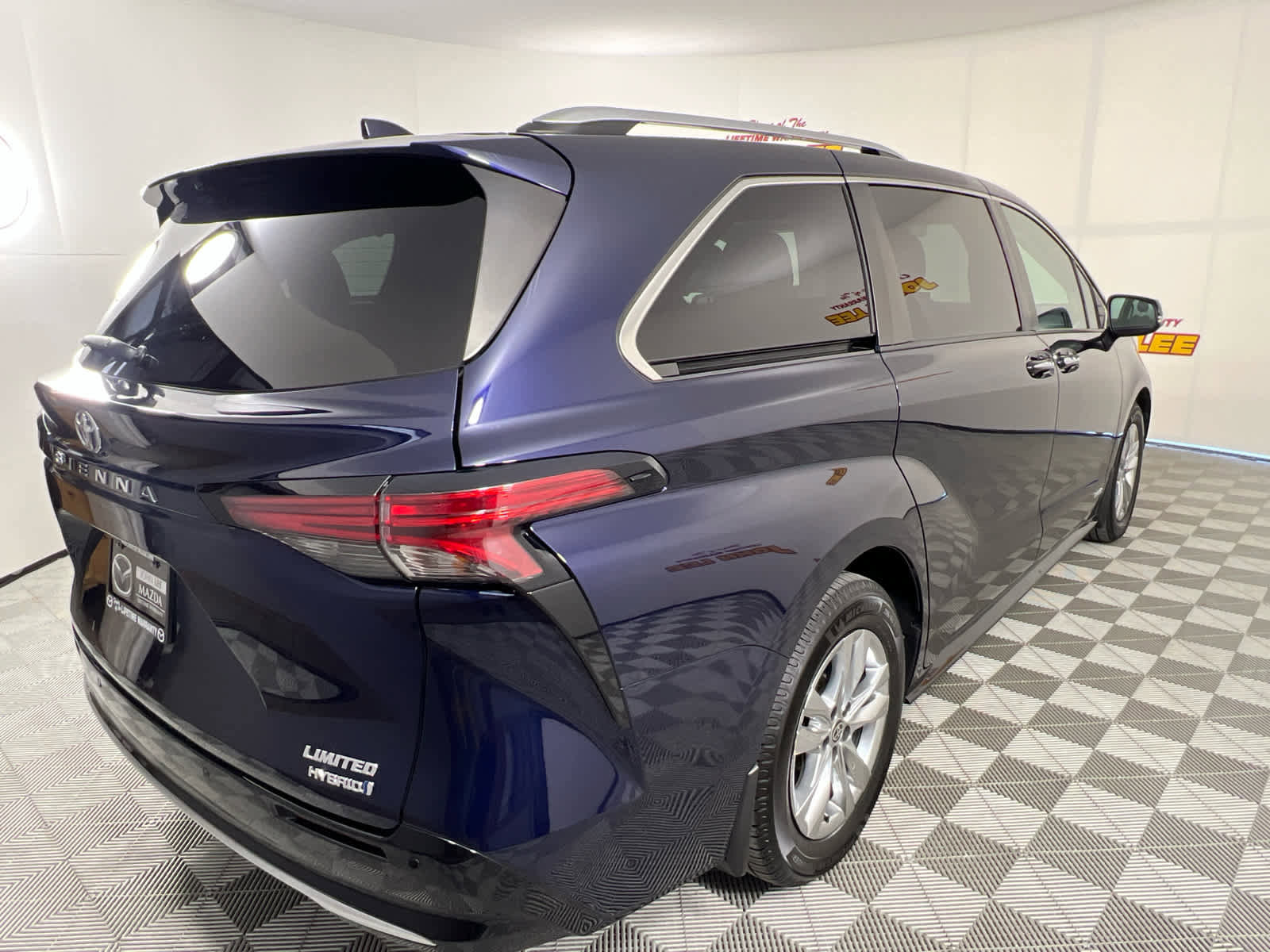 Used 2021 Toyota Sienna Limited image 7