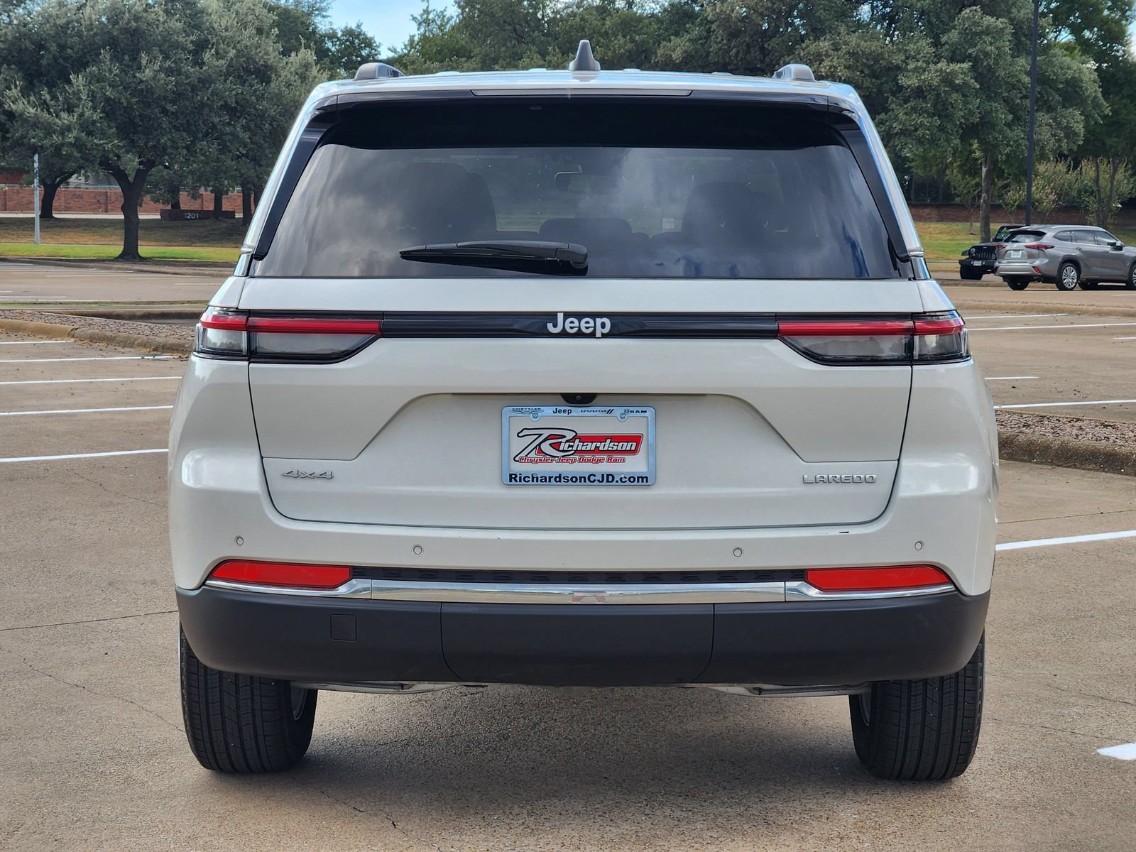 Used 2024 Jeep Grand Cherokee Laredo X w/ Luxury Tech Group I AWD/4WD image 5