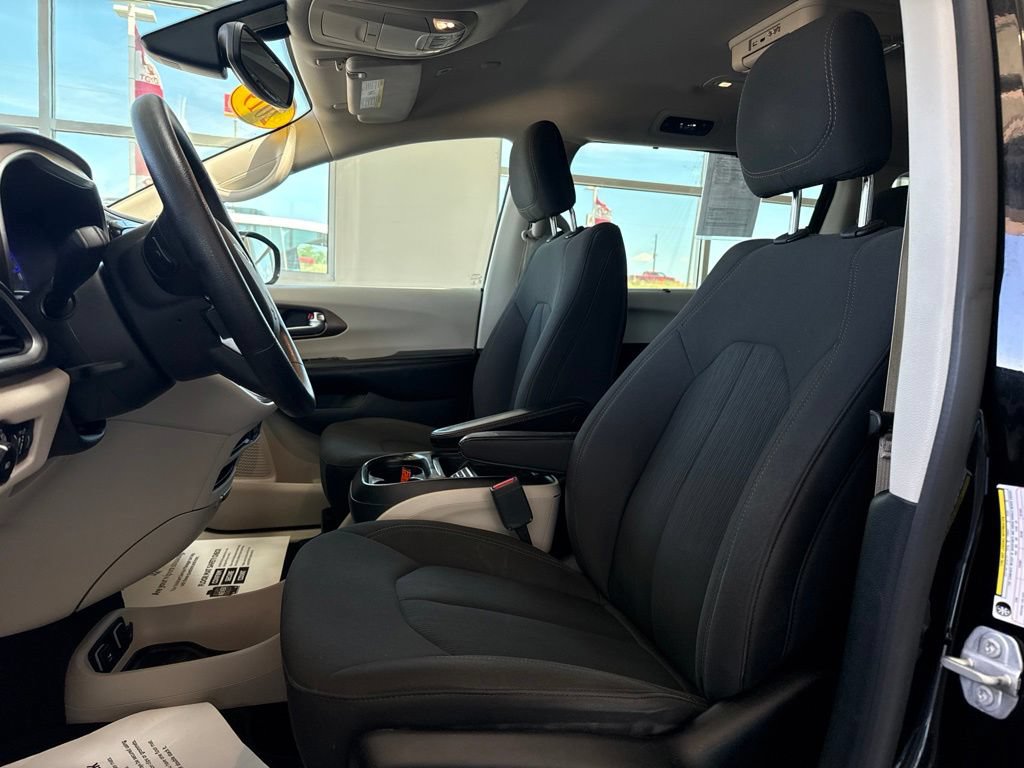 Used 2019 Chrysler Pacifica Touring Plus w/ Tire & Wheel Group FWD image 23