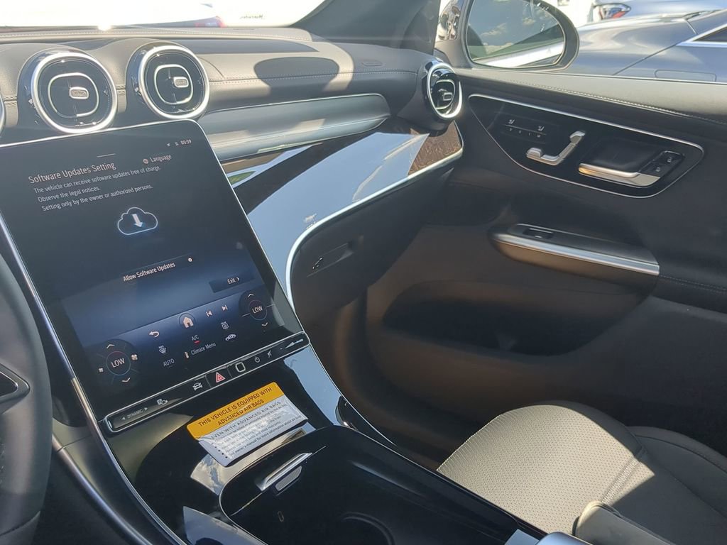 Used 2025 Mercedes-Benz GLC 300 image 4